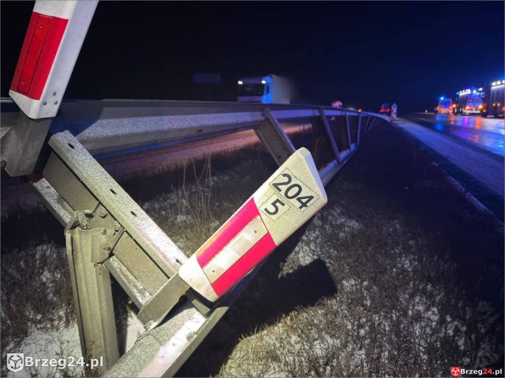 44 pasażerów w autokarze, nocny poślizg na A4