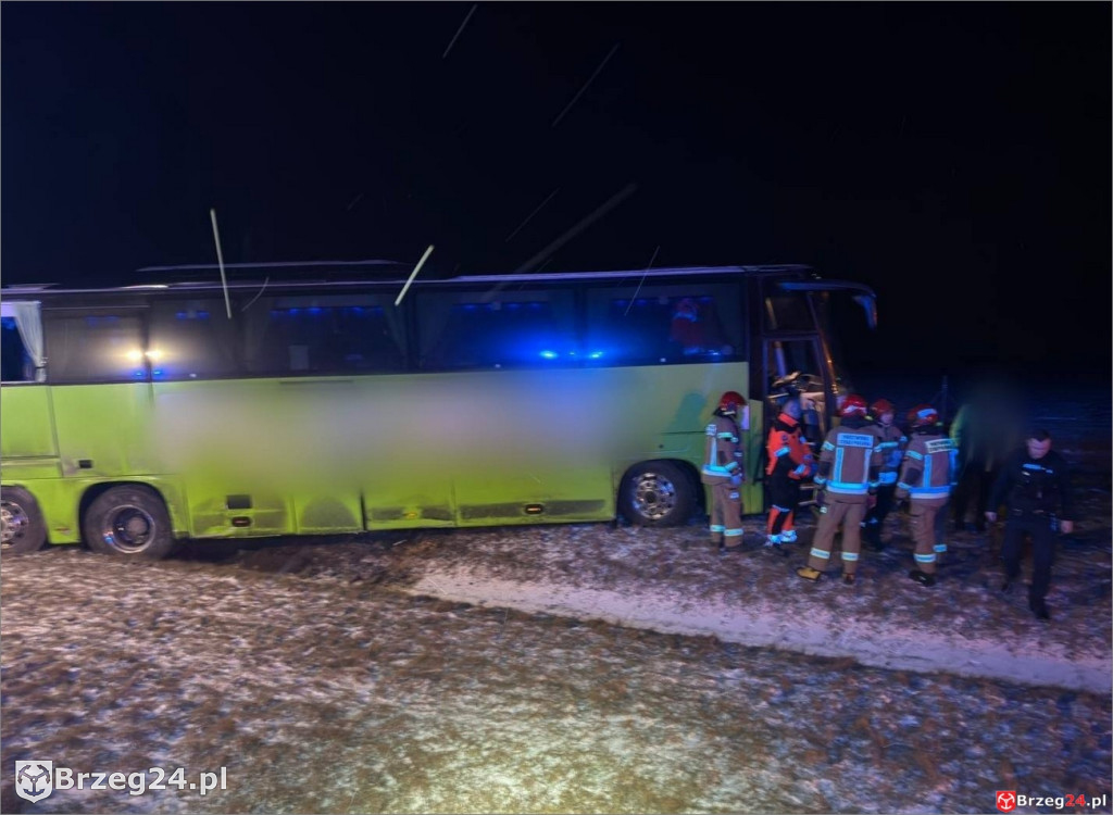 44 pasażerów w autokarze, nocny poślizg na A4