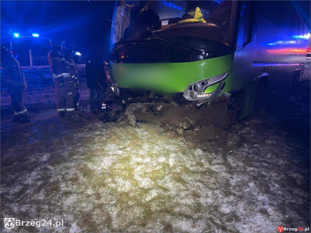 44 pasażerów w autokarze, nocny poślizg na A4