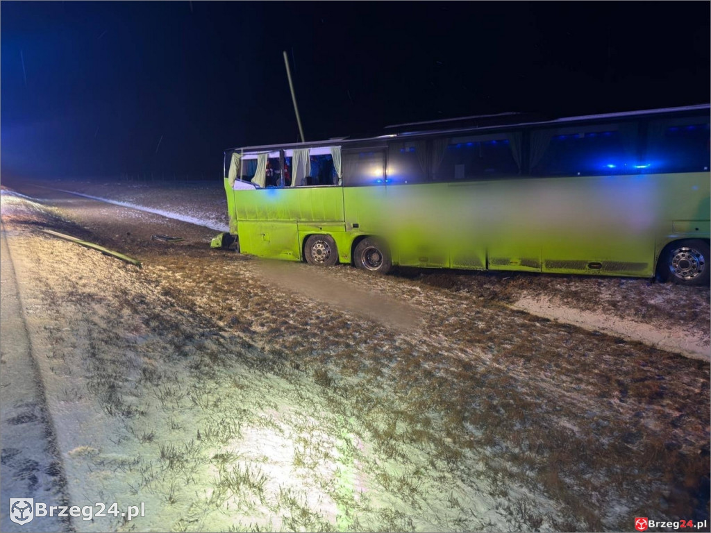 44 pasażerów w autokarze, nocny poślizg na A4