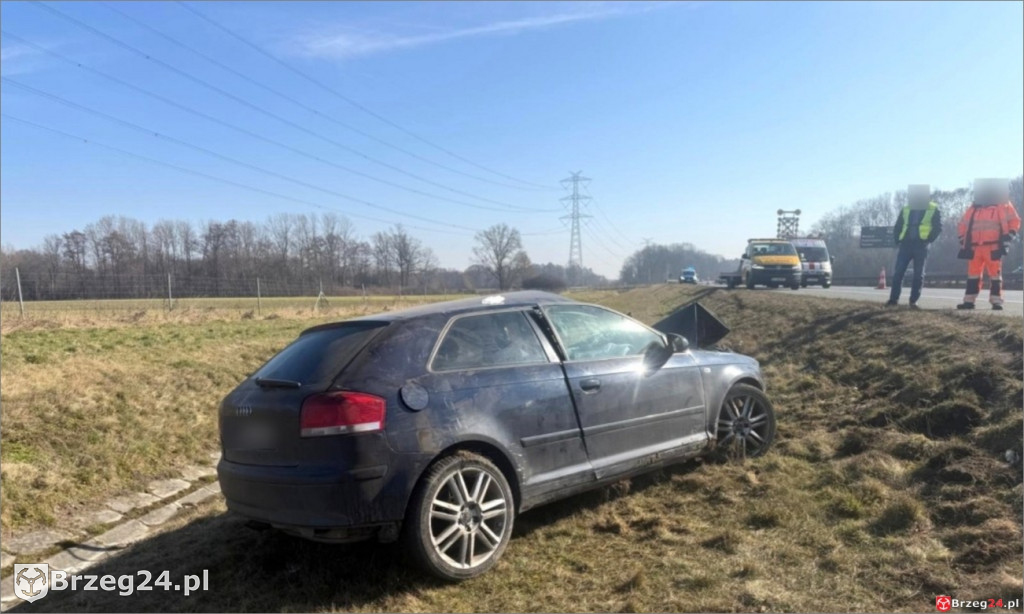  Samochód uderzył w ciężarówkę i dachował