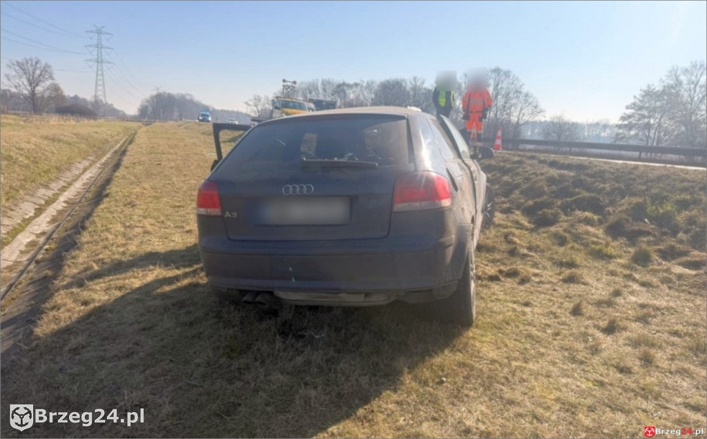  Samochód uderzył w ciężarówkę i dachował