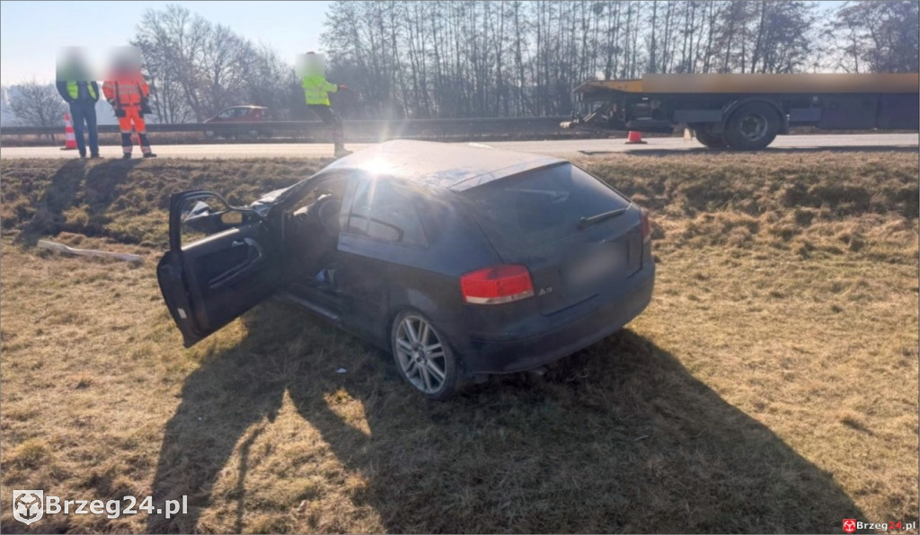  Samochód uderzył w ciężarówkę i dachował