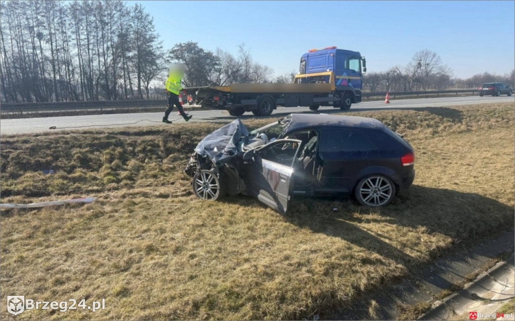  Samochód uderzył w ciężarówkę i dachował