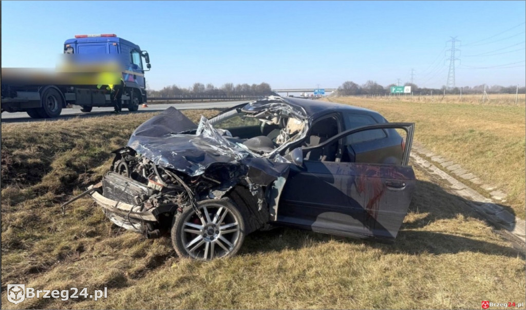  Samochód uderzył w ciężarówkę i dachował