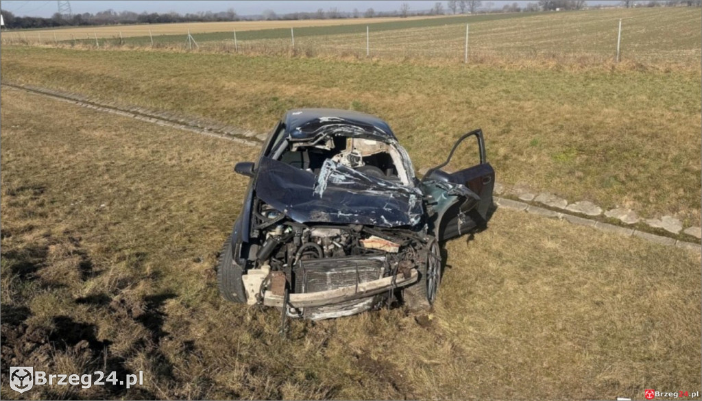  Samochód uderzył w ciężarówkę i dachował