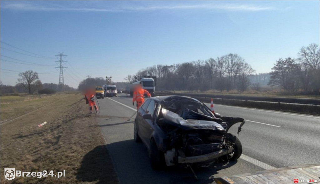  Samochód uderzył w ciężarówkę i dachował