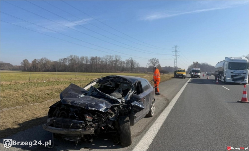  Samochód uderzył w ciężarówkę i dachował
