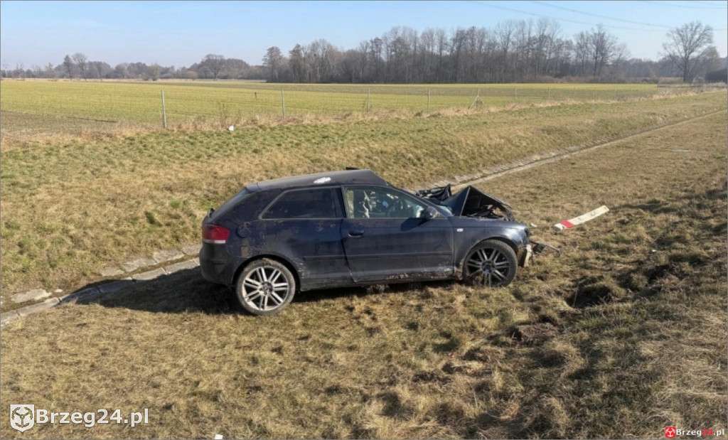 Samochód uderzył w ciężarówkę i dachował