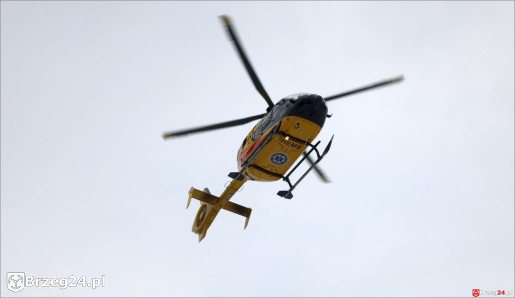  Samochód uderzył w ciężarówkę i dachował