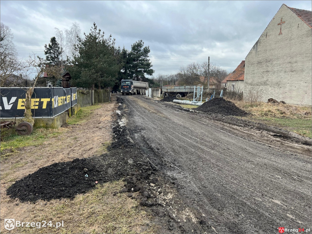 Droga w Więcmierzycach w ruinie