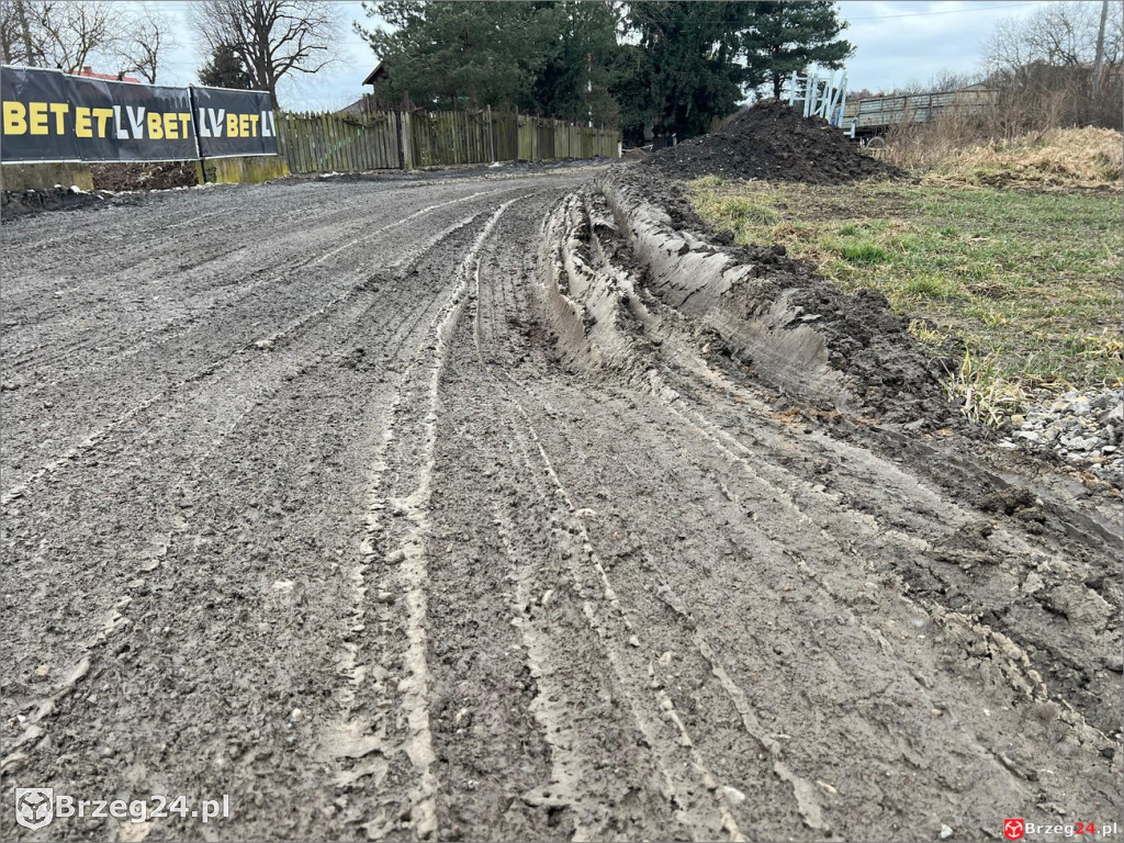 Droga w Więcmierzycach w ruinie