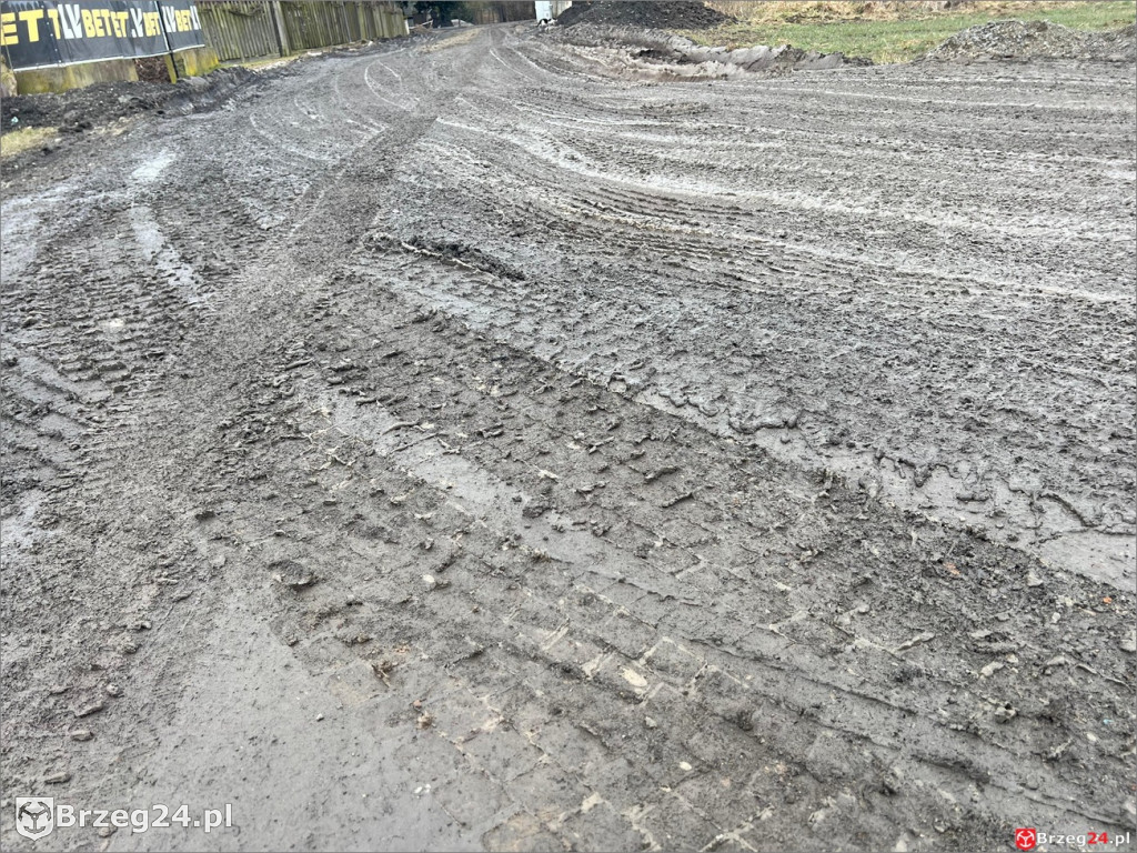 Droga w Więcmierzycach w ruinie