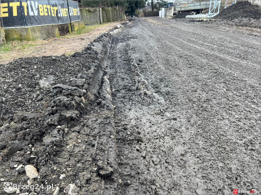 Droga w Więcmierzycach w ruinie