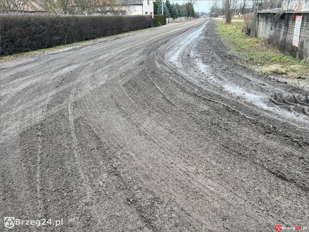 Droga w Więcmierzycach w ruinie