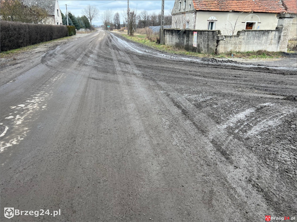 Droga w Więcmierzycach w ruinie