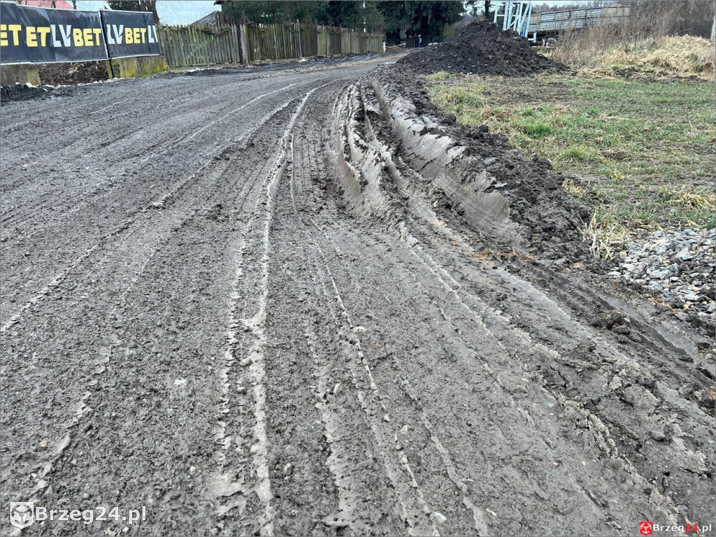 Droga w Więcmierzycach w ruinie