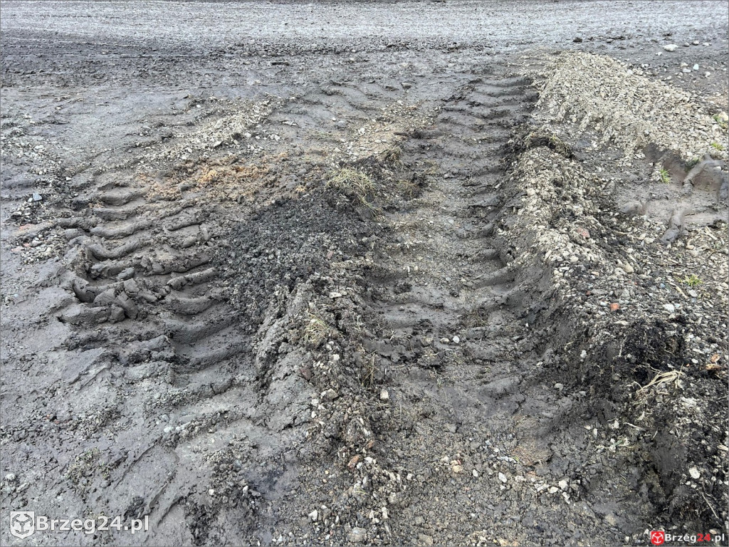 Droga w Więcmierzycach w ruinie