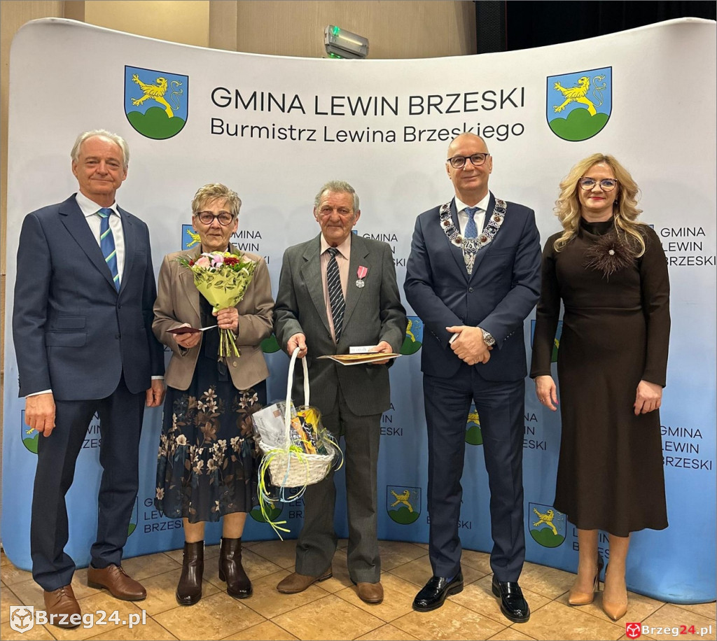 Medale za 50 lat małżeństwa w Lewinie Brzeskim