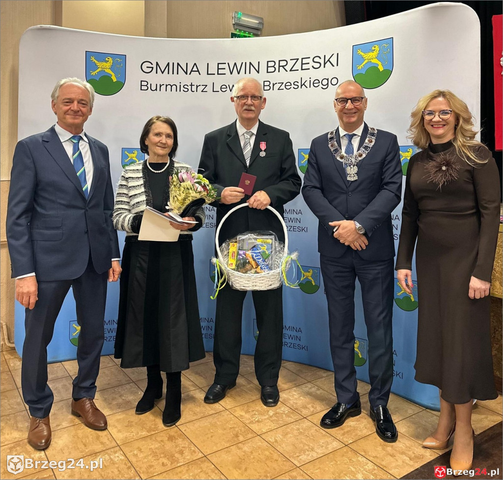 Medale za 50 lat małżeństwa w Lewinie Brzeskim