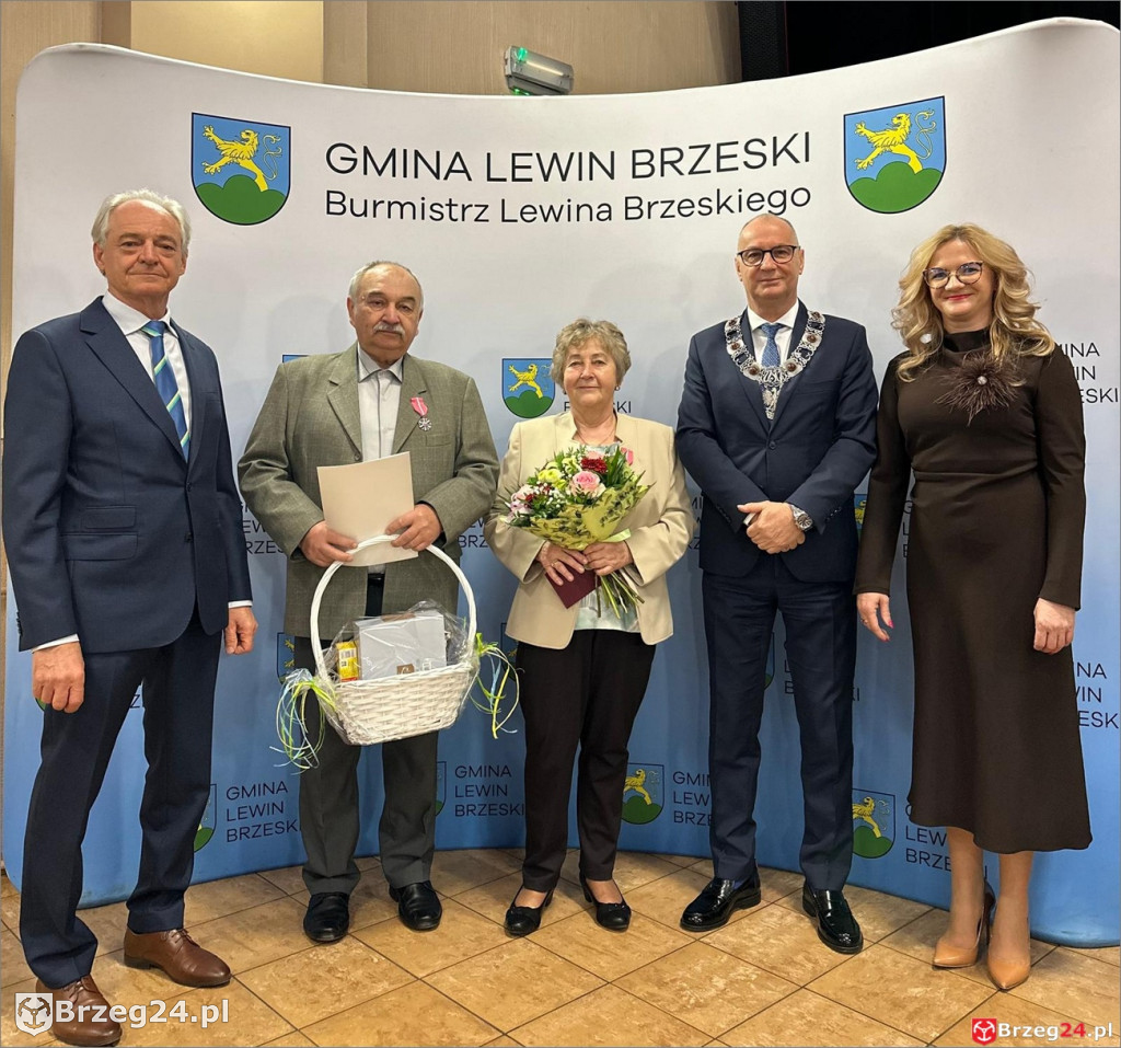 Medale za 50 lat małżeństwa w Lewinie Brzeskim