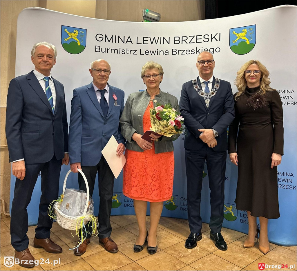 Medale za 50 lat małżeństwa w Lewinie Brzeskim