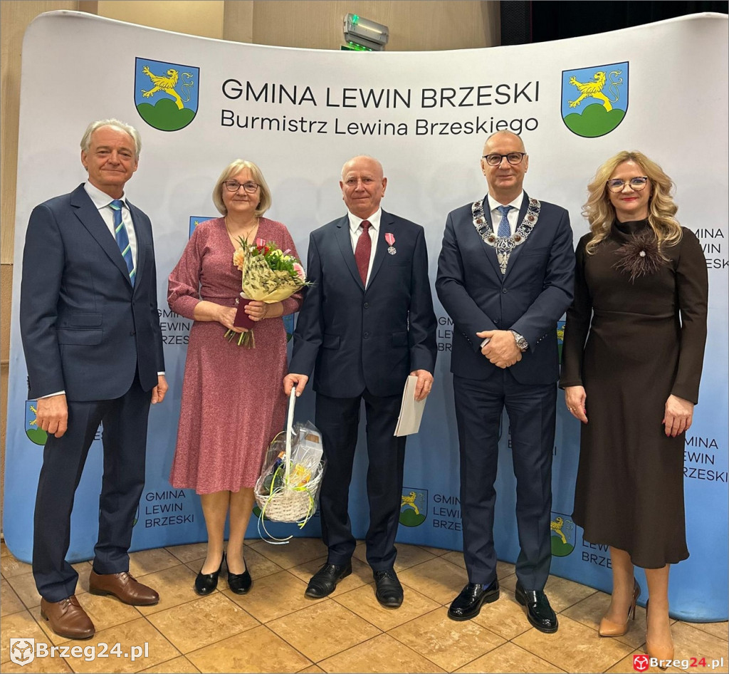 Medale za 50 lat małżeństwa w Lewinie Brzeskim