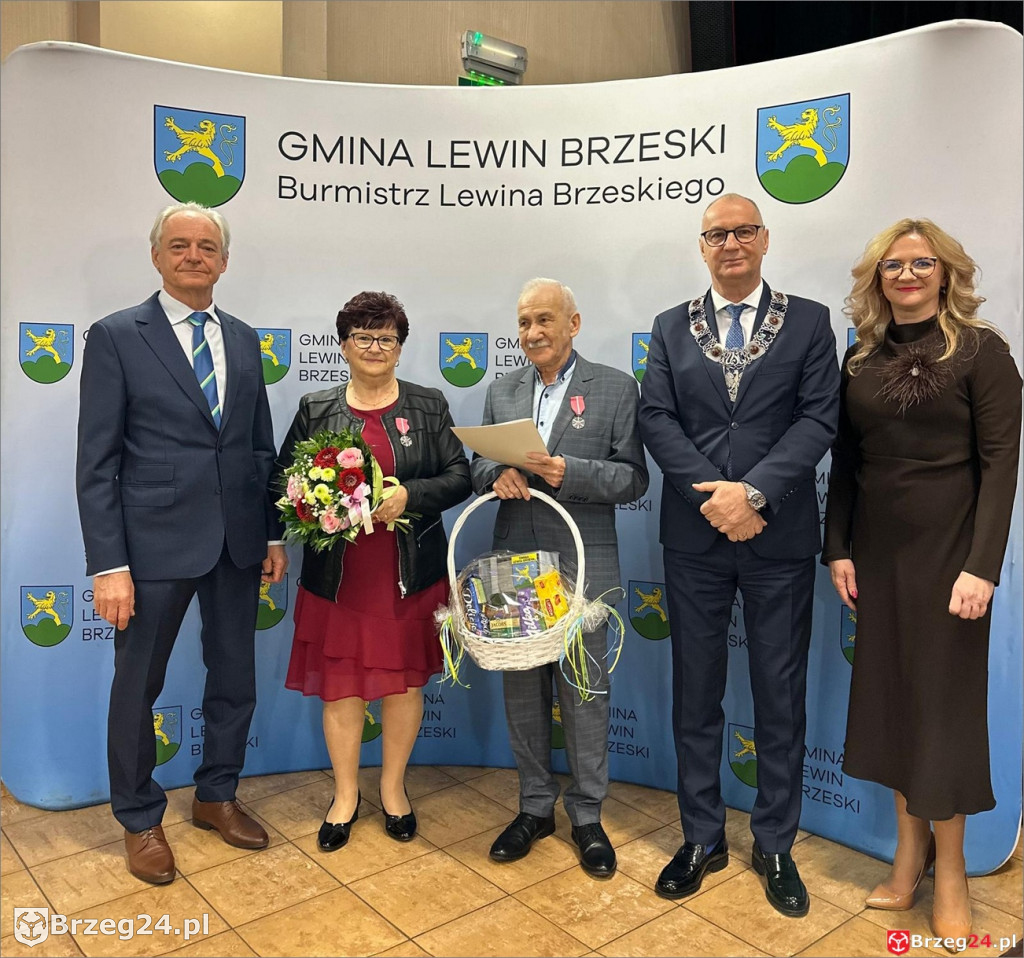 Medale za 50 lat małżeństwa w Lewinie Brzeskim