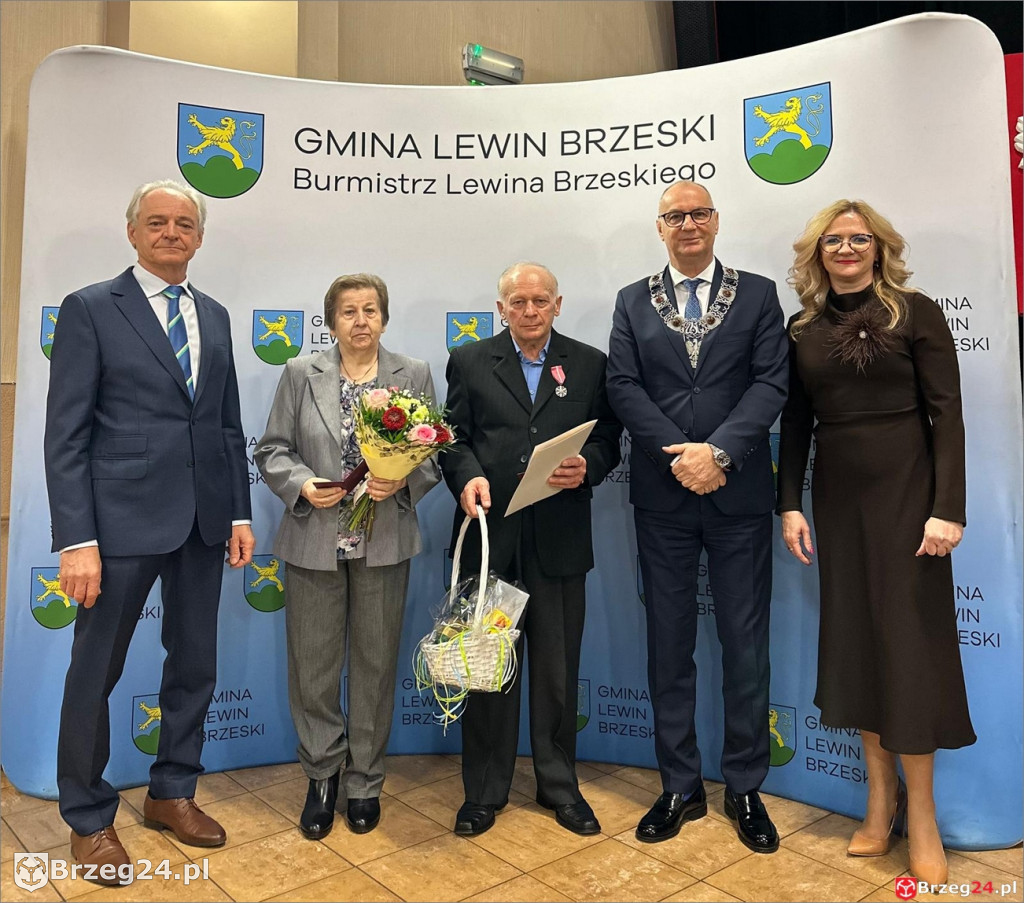 Medale za 50 lat małżeństwa w Lewinie Brzeskim