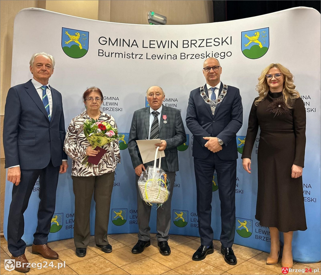 Medale za 50 lat małżeństwa w Lewinie Brzeskim