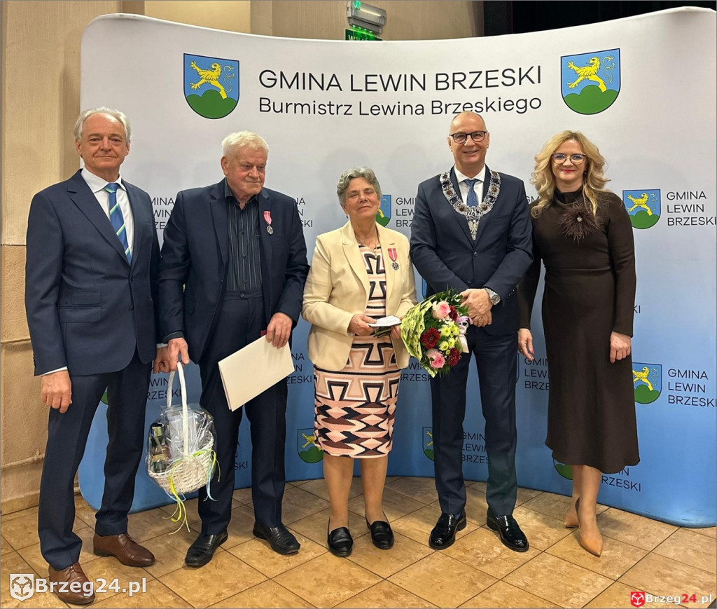 Medale za 50 lat małżeństwa w Lewinie Brzeskim