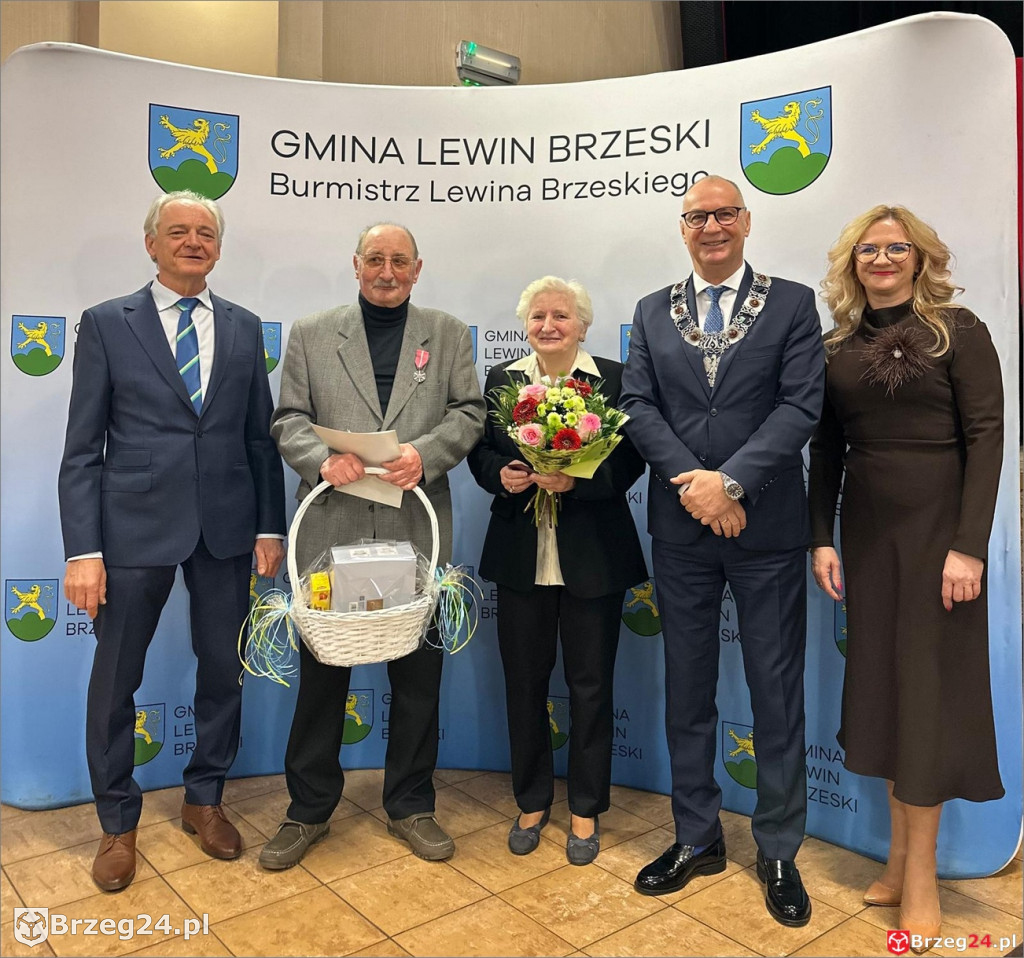 Medale za 50 lat małżeństwa w Lewinie Brzeskim