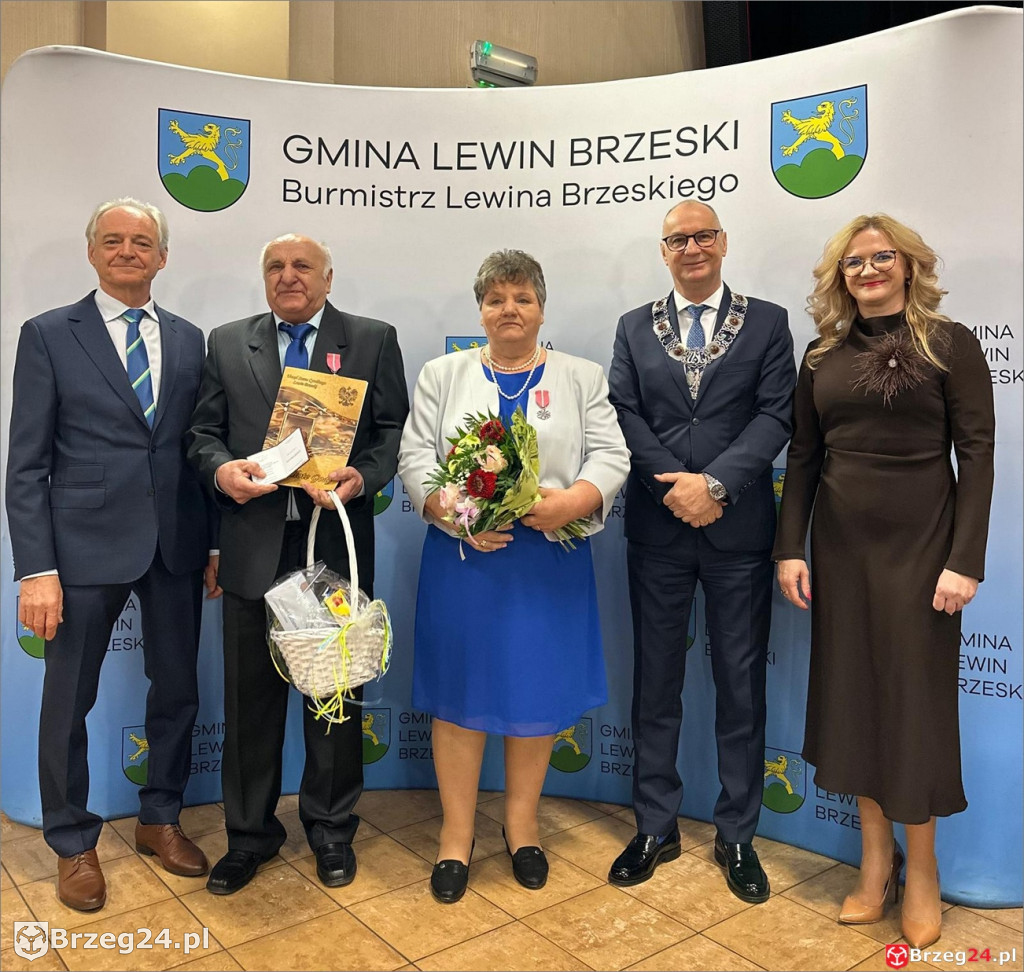 Medale za 50 lat małżeństwa w Lewinie Brzeskim