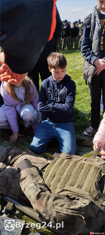 Uczniowie z Olszanki w koszarach