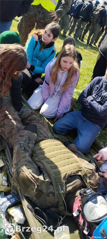 Uczniowie z Olszanki w koszarach