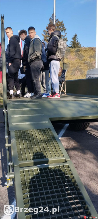 Uczniowie z Olszanki w koszarach