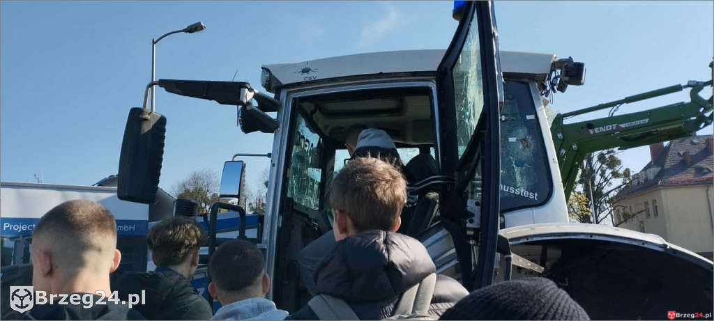 Uczniowie z Olszanki w koszarach