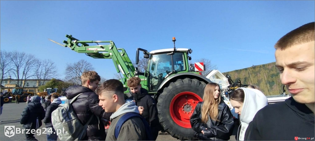 Uczniowie z Olszanki w koszarach