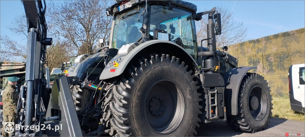 Uczniowie z Olszanki w koszarach