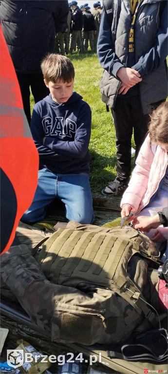 Uczniowie z Olszanki w koszarach