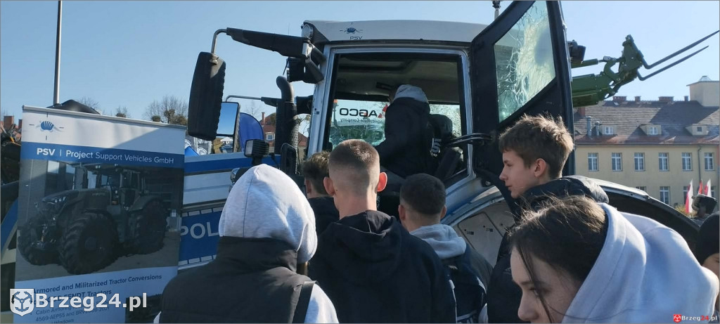 Uczniowie z Olszanki w koszarach