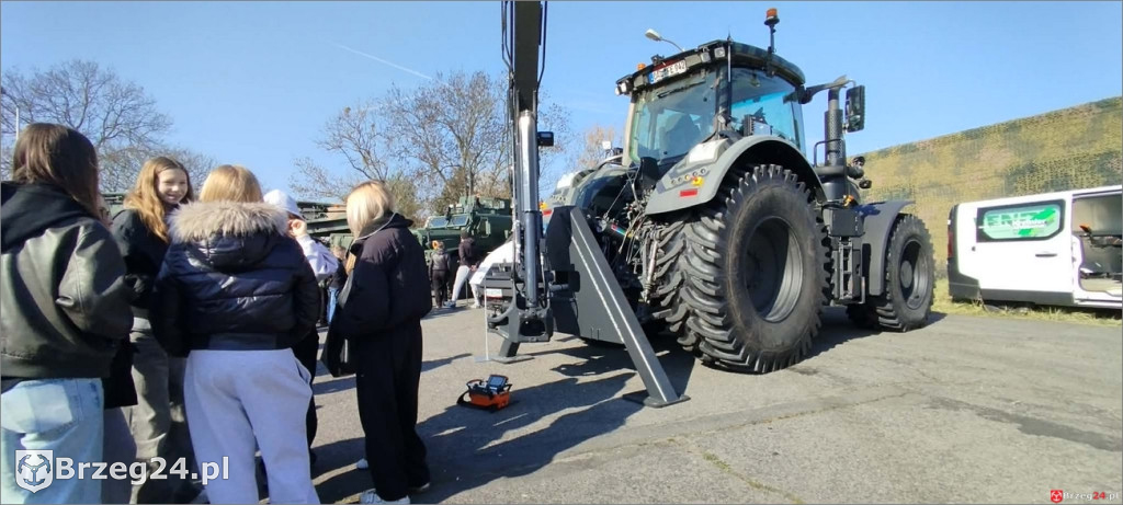 Uczniowie z Olszanki w koszarach