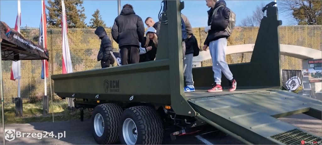 Uczniowie z Olszanki w koszarach