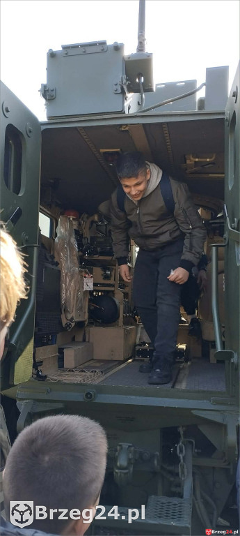 Uczniowie z Olszanki w koszarach