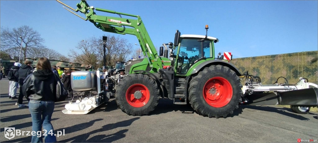 Uczniowie z Olszanki w koszarach