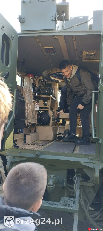 Uczniowie z Olszanki w koszarach