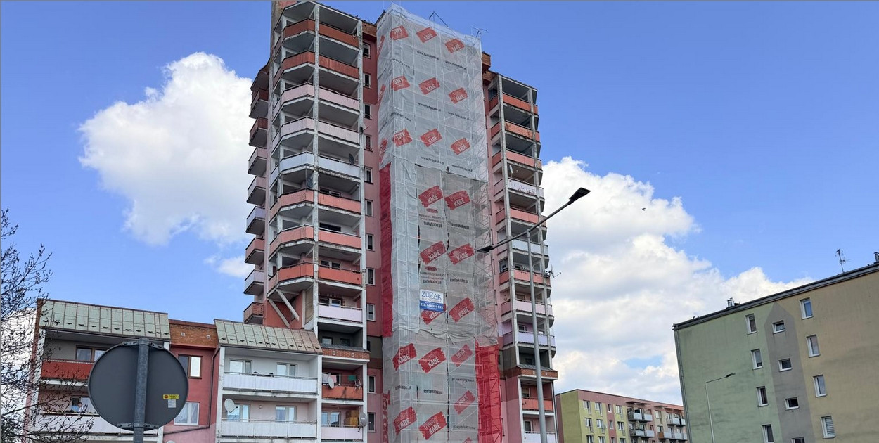 Różowe wieżowce w remoncie