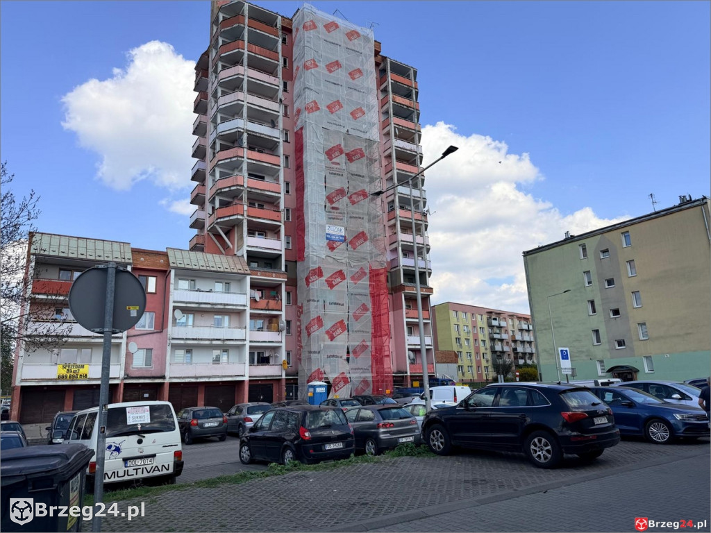 Różowe wieżowce w remoncie