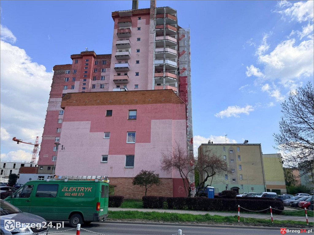 Różowe wieżowce w remoncie