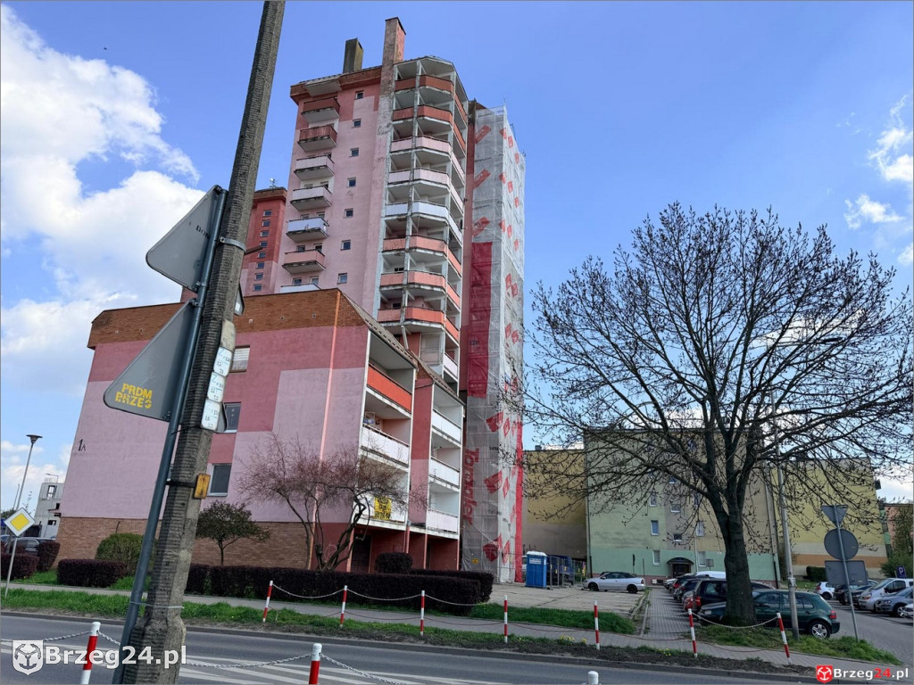 Różowe wieżowce w remoncie